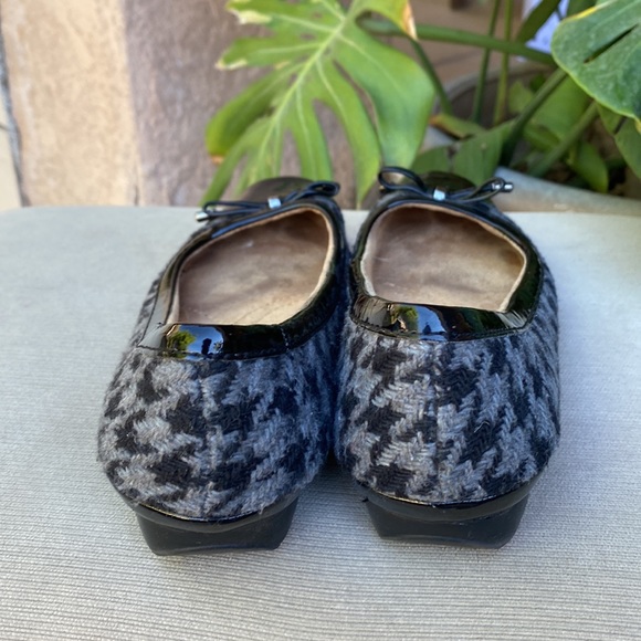 Naturalizer size 6.5 gray/black slip on shoe. - Picture 2 of 11